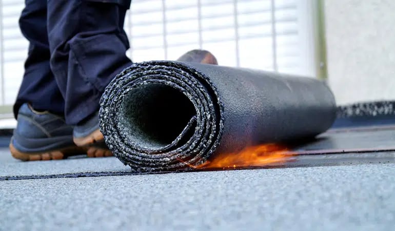 découvrez les prix pour l'étanchéité de votre toit terrasse et trouvez des solutions adaptées pour protéger votre toiture des infiltrations d'eau.