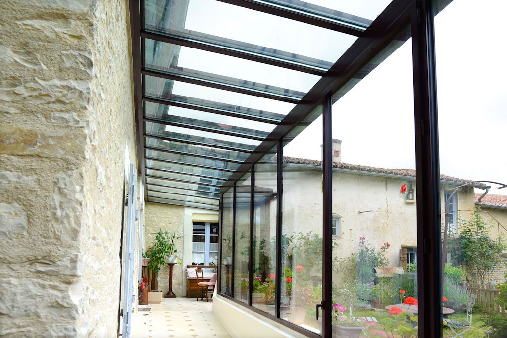 découvrez les prix des extensions de véranda pour aménager votre espace de vie. guide complet des coûts selon les matériaux, la taille et les prestations.