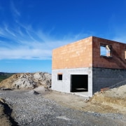 découvrez les prix des garages en parpaing avec toit plat et planifiez votre projet de construction en toute sérénité.