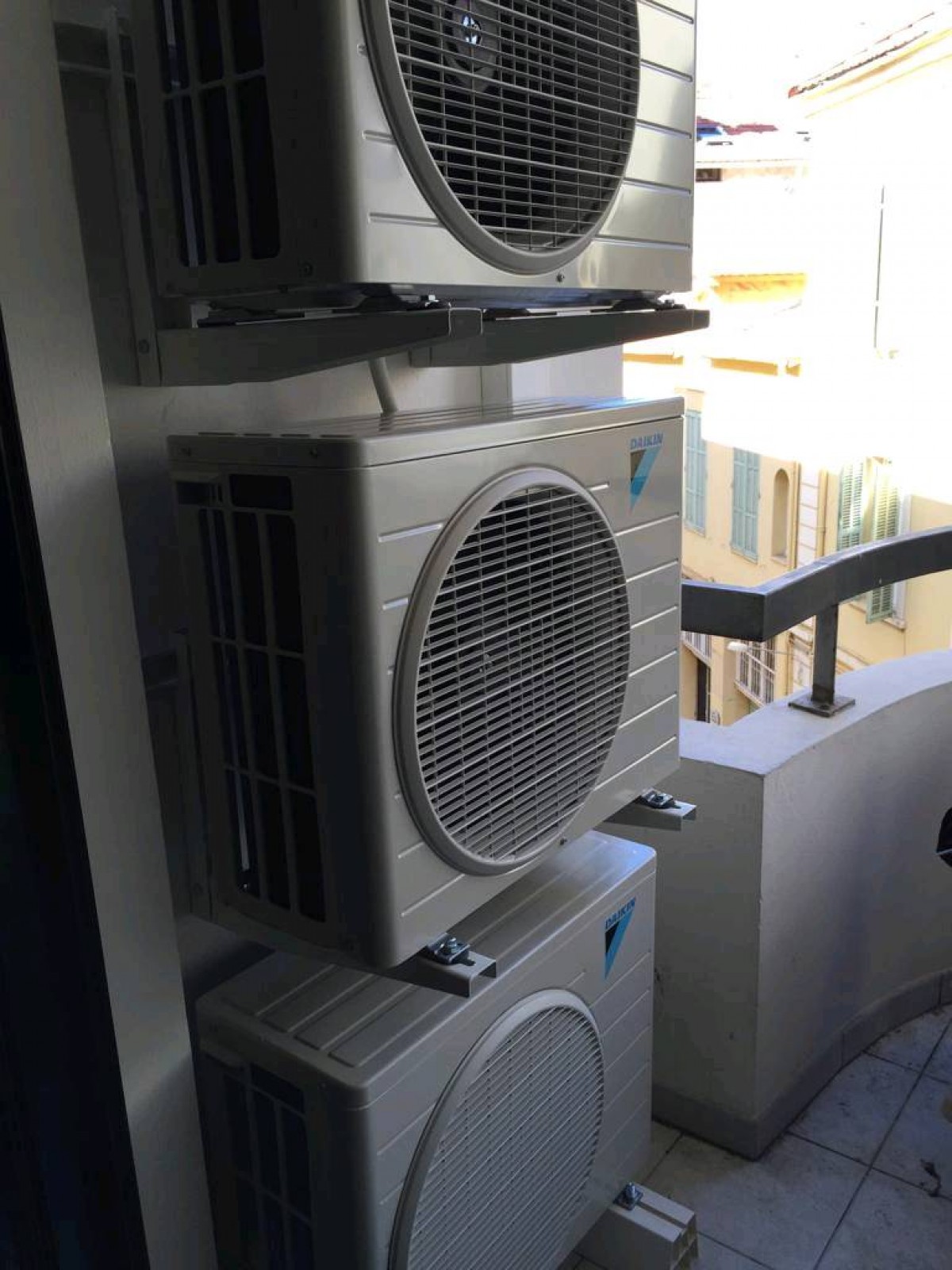 découvrez les prix pour l'installation d'une climatisation réversible, avec des conseils pour choisir la solution adaptée à votre budget et à vos besoins.