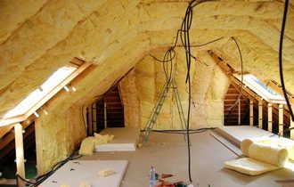 découvrez les prix pour l'isolation des combles et optimisez le confort de votre maison tout en réalisant des économies d'énergie.