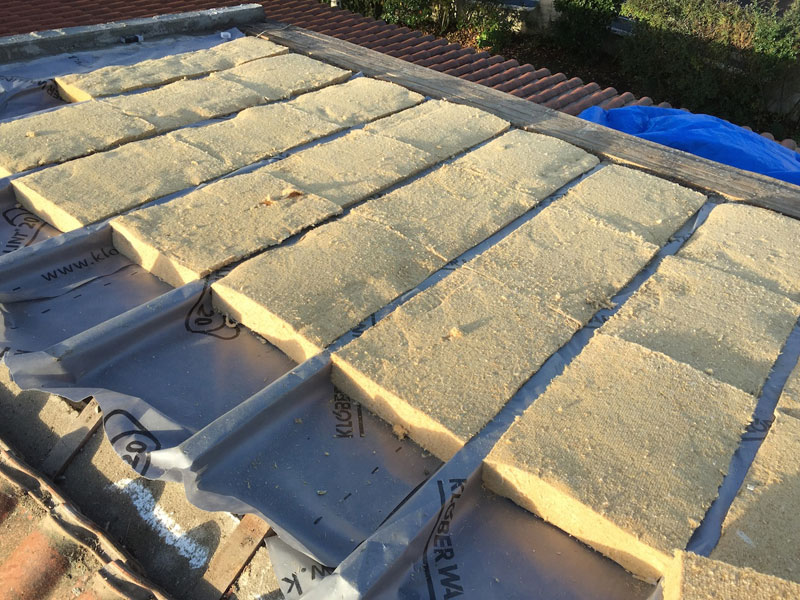 découvrez les prix de l'isolation de toiture pour optimiser le confort de votre maison tout en réalisant des économies d'énergie.