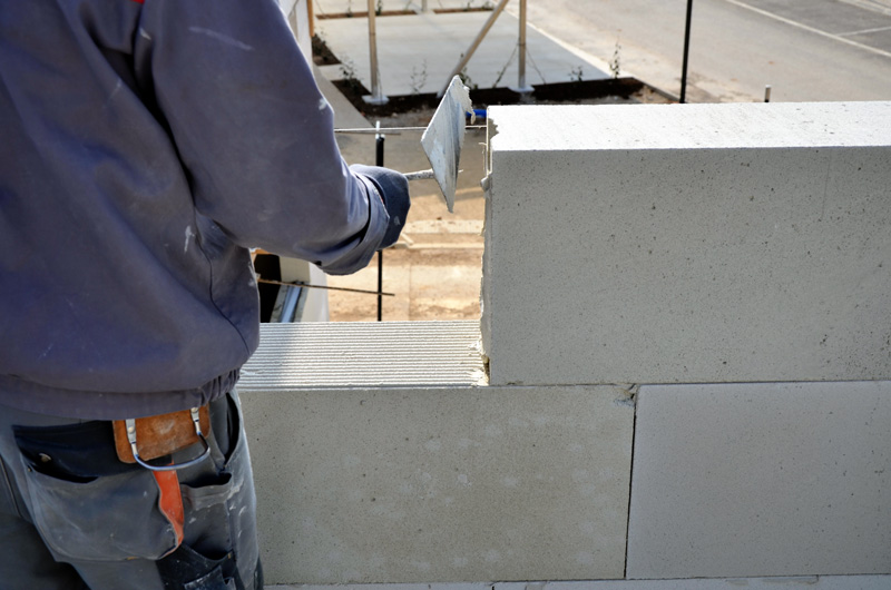 découvrez le prix au m² pour la démolition d'un mur en parpaing, incluant les tarifs moyens, les facteurs influençant le coût et les conseils pour un devis précis.