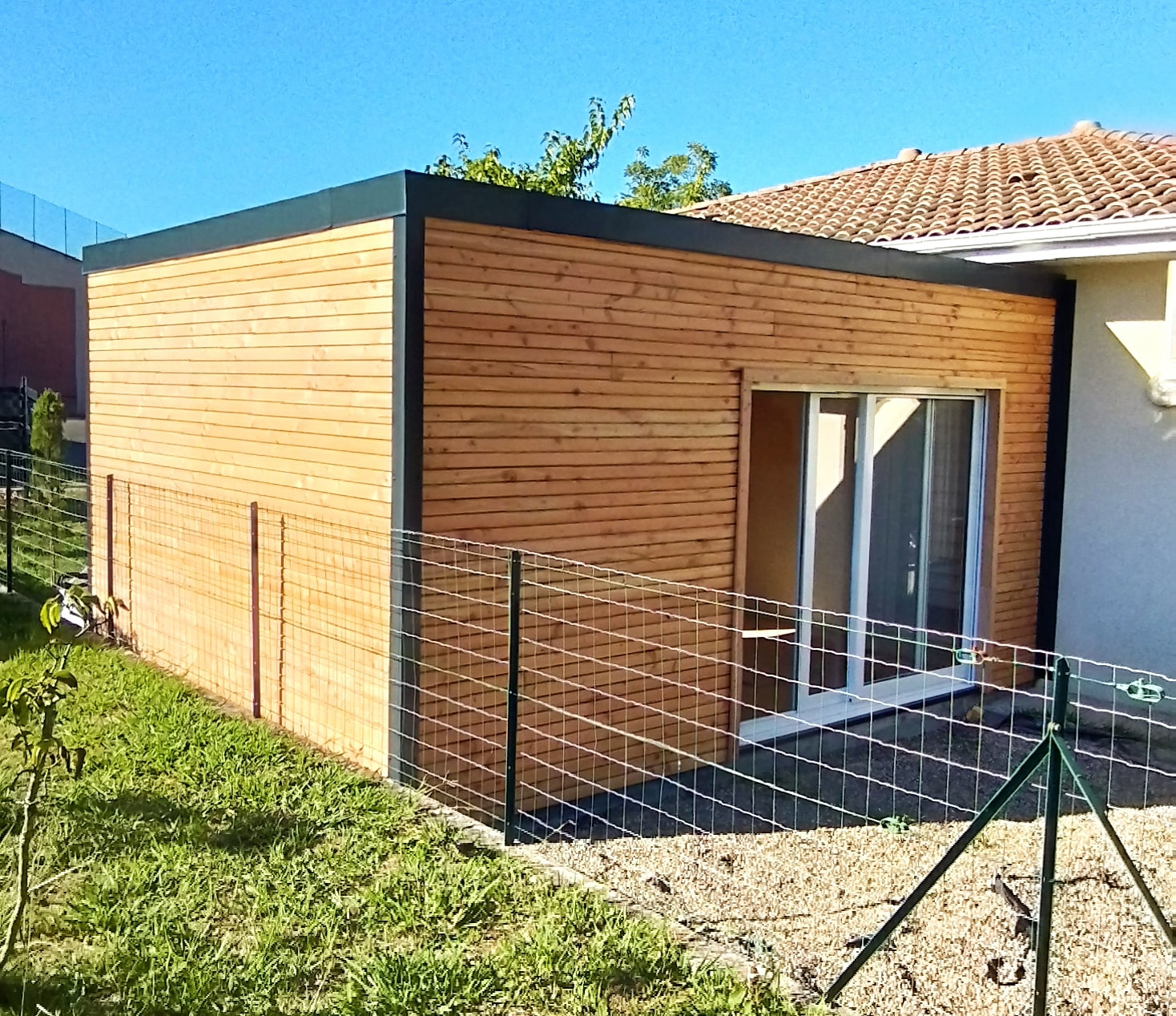 découvrez le prix au m² pour une extension de maison en bois : coûts, avantages et conseils pour bien planifier votre projet d'agrandissement écologique et économique.