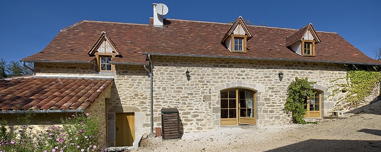 découvrez les prix au m² pour la rénovation d'une ferme, incluant les coûts des matériaux et de la main-d'œuvre, pour un projet réussi et adapté à votre budget.