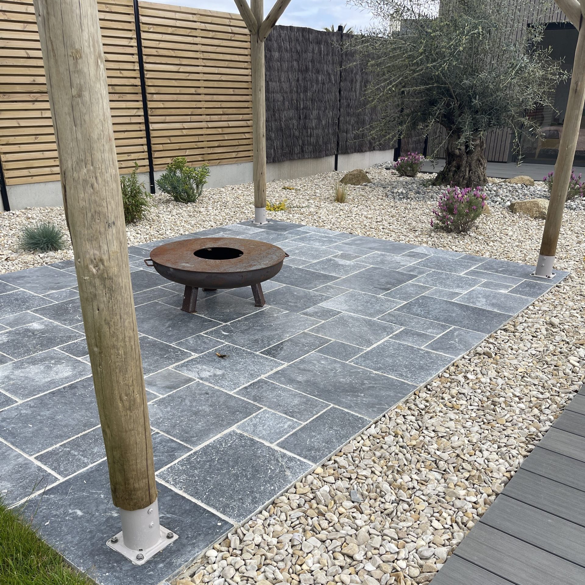 découvrez le prix au m² pour une terrasse en pierre et obtenez un aperçu des coûts, matériaux et conseils pour aménager votre espace extérieur.