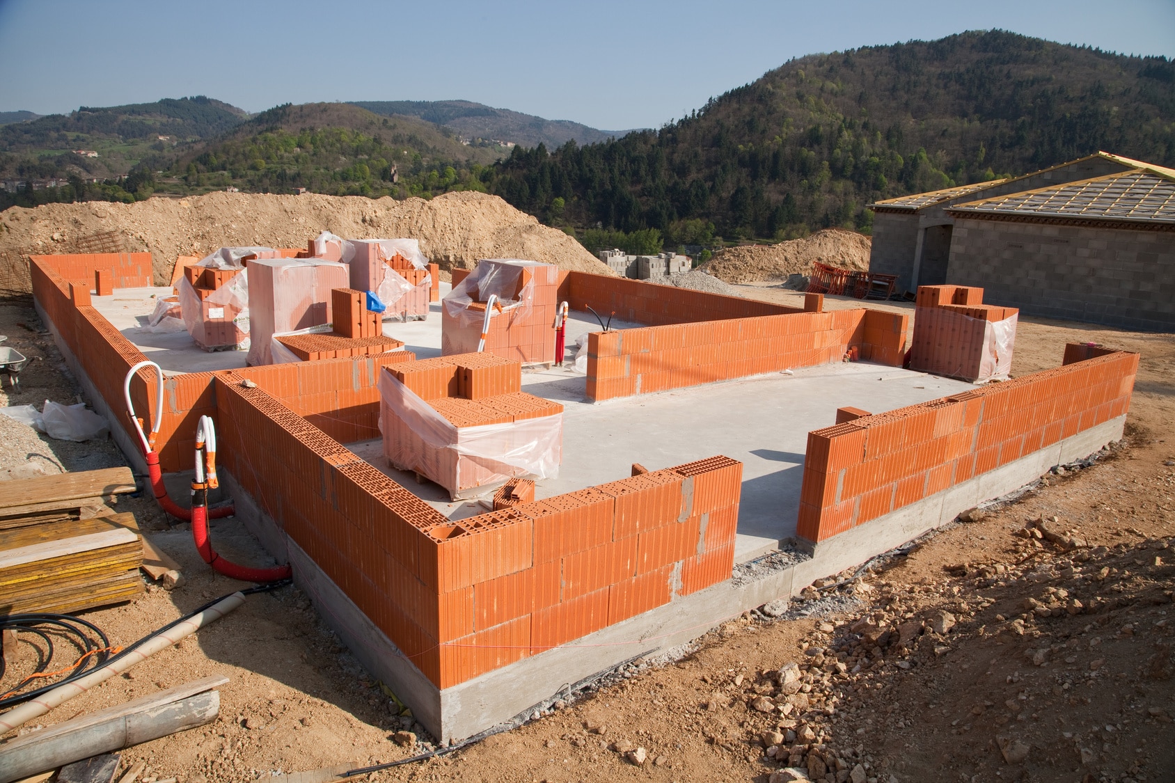 découvrez les prix de la maçonnerie pour la construction ou rénovation de votre maison au mètre carré. comparez les coûts et obtenez des conseils pour votre projet.