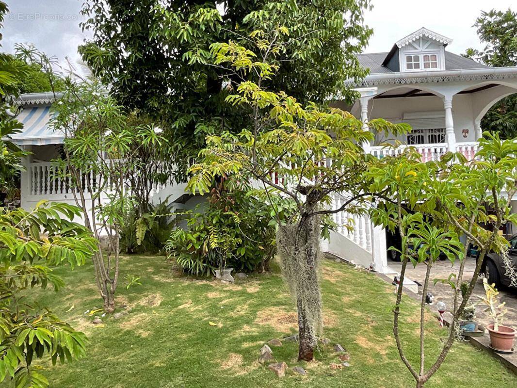 prix maison terre 2 découvrez les prix des maisons en terre, une solution écologique et économique pour votre habitat durable. comparez les coûts et les avantages dès maintenant.