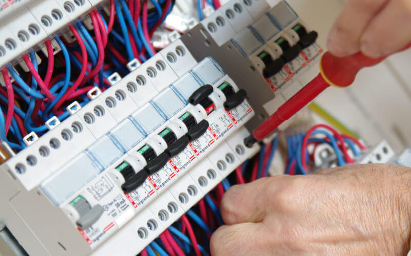 découvrez les prix pour la mise aux normes de votre tableau électrique, incluant le coût des matériaux et de la main-d'œuvre, afin d'assurer la sécurité de votre installation électrique.