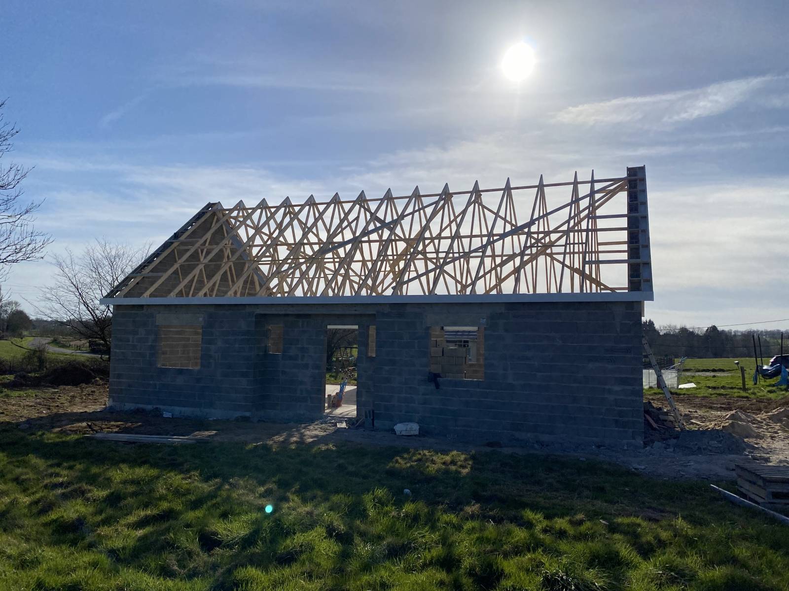 découvrez les prix pour la modification de charpente et obtenez des conseils pour bien estimer le coût de vos travaux de rénovation de toiture.