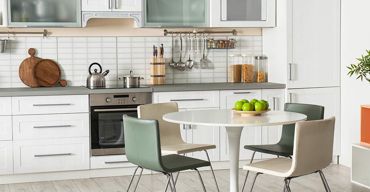 découvrez le prix moyen d'une cuisine équipée et aménagée. comparez les coûts selon les matériaux, les dimensions et les styles pour votre projet de rénovation ou de création.