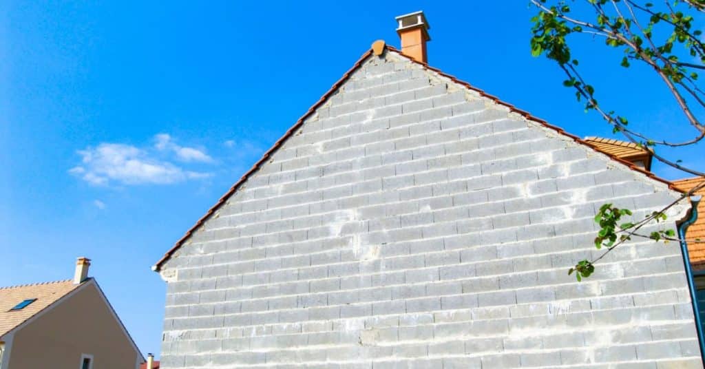 découvrez les prix pour un mur en parpaing crépi, incluant les coûts des matériaux et de la main d'œuvre, pour bien planifier votre budget de construction ou de rénovation.