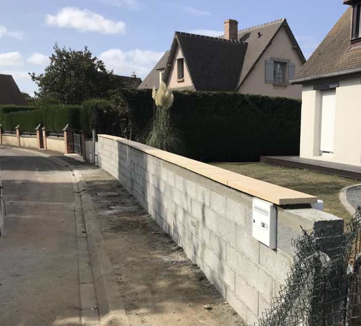 découvrez le prix du mur en parpaing crépi, calculez le coût des matériaux et de la main-d'œuvre pour votre projet de construction ou de rénovation.