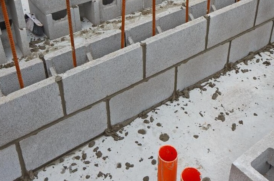 découvrez le prix du mur en parpaing enduit : coûts, matériaux et conseils pour réussir vos travaux de construction ou de rénovation.