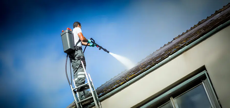 découvrez les tarifs pour le nettoyage de toiture et obtenez un devis clair pour entretenir et protéger efficacement votre toit.