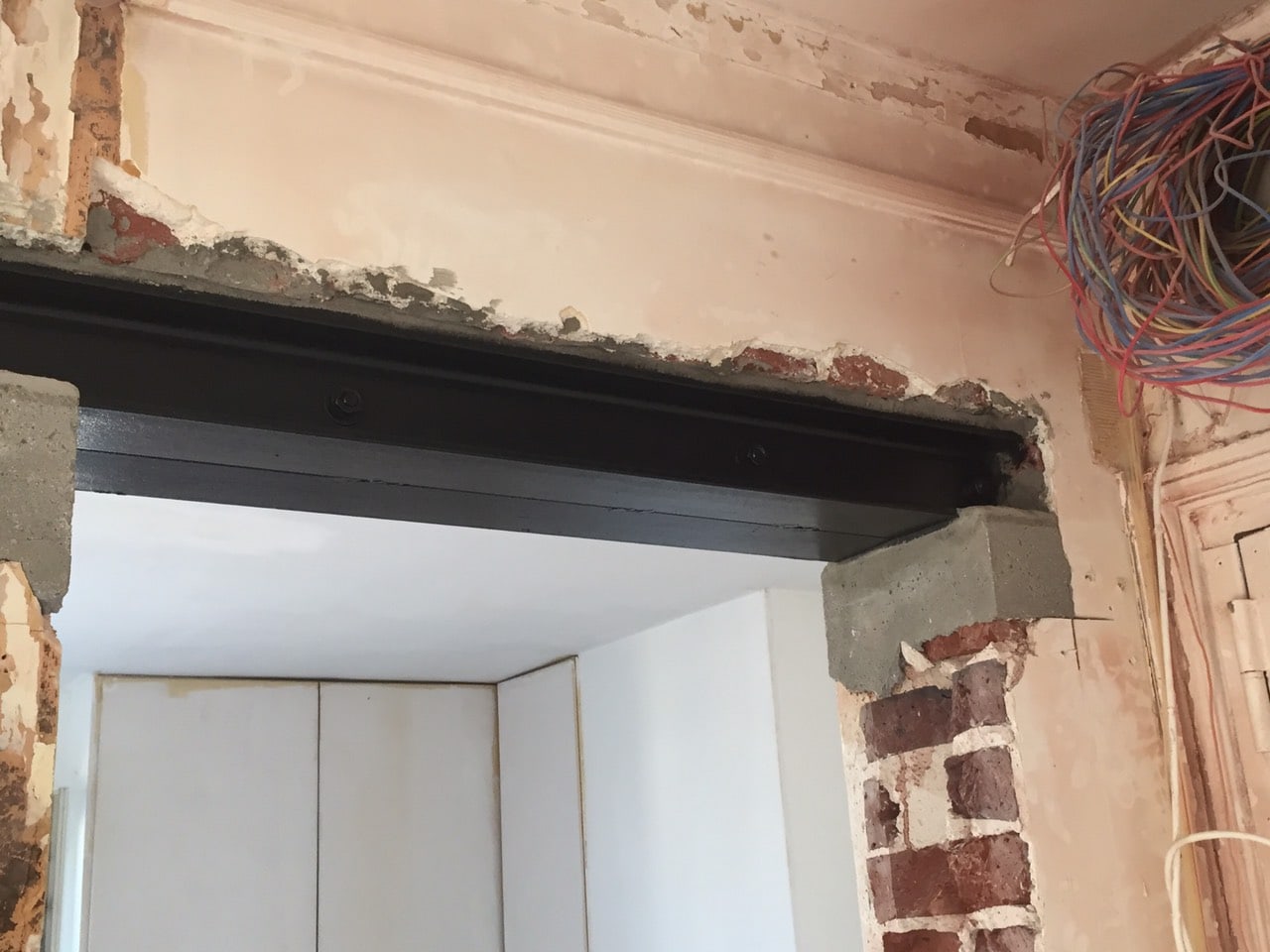 découvrez le prix pour l'ouverture d'un mur porteur et l'installation d'une baie vitrée. obtenez des conseils et des estimations pour vos travaux de rénovation.