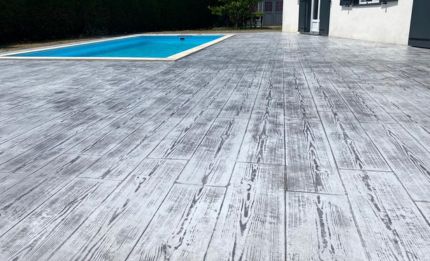 découvrez les prix compétitifs pour une plage de piscine en béton imprimé, alliant durabilité et esthétique pour votre espace extérieur.