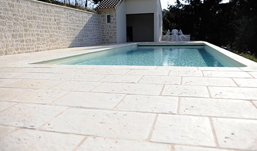 découvrez les prix compétitifs pour une plage de piscine en béton imprimé, alliant esthétisme et durabilité pour votre espace extérieur.