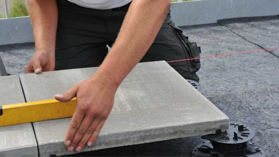 découvrez le prix de la pose de dalles sur plots au mètre carré, des conseils pratiques et des informations pour optimiser votre budget de rénovation extérieure.