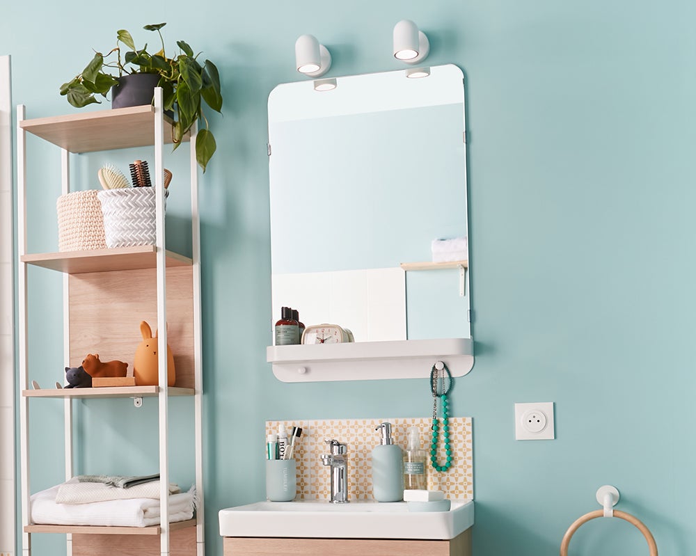 découvrez les tarifs pour la pose d'un miroir de salle de bain, conseils et facteurs influençant le prix pour choisir la meilleure option.