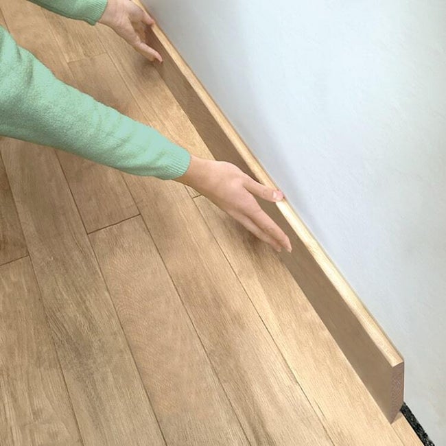 découvrez les tarifs pour la pose de plinthes en bois, conseils et facteurs influençant le coût pour aménager vos pièces avec élégance.