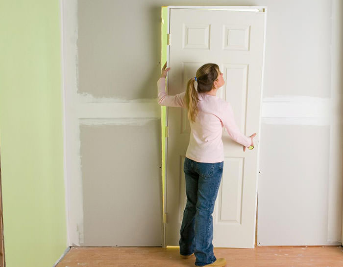 découvrez les tarifs pour la pose d'une porte intérieure : coûts moyens, facteurs influençant le prix et conseils pour bien choisir votre installateur.