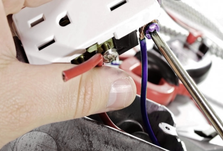 découvrez les tarifs pour la pose d'une prise électrique : prix moyens, facteurs influençant le coût, et conseils pour bien choisir votre électricien.