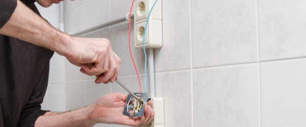 découvrez le prix de la pose d'une prise électrique : tarifs, facteurs influents et conseils pour choisir un électricien qualifié.