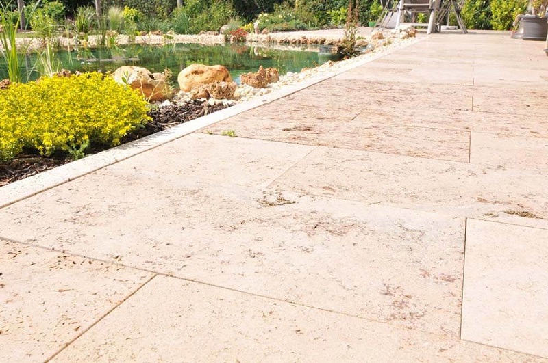 découvrez les prix pour la pose de travertin extérieur : tarifs, conseils et guide pour un aménagement extérieur élégant et durable.