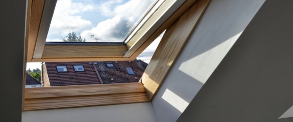 découvrez les prix pour la pose d'un velux et obtenez un aperçu clair des coûts associés à l'installation de fenêtres de toit pour éclairer et aérer vos combles.