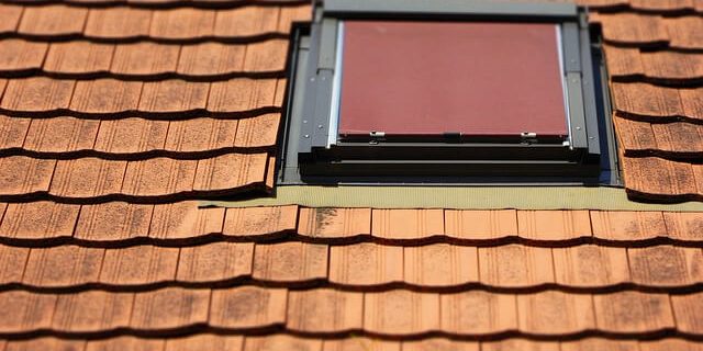 découvrez les tarifs pour la pose d'un velux : prix moyens, facteurs influençant le coût et conseils pour bien choisir votre installateur.