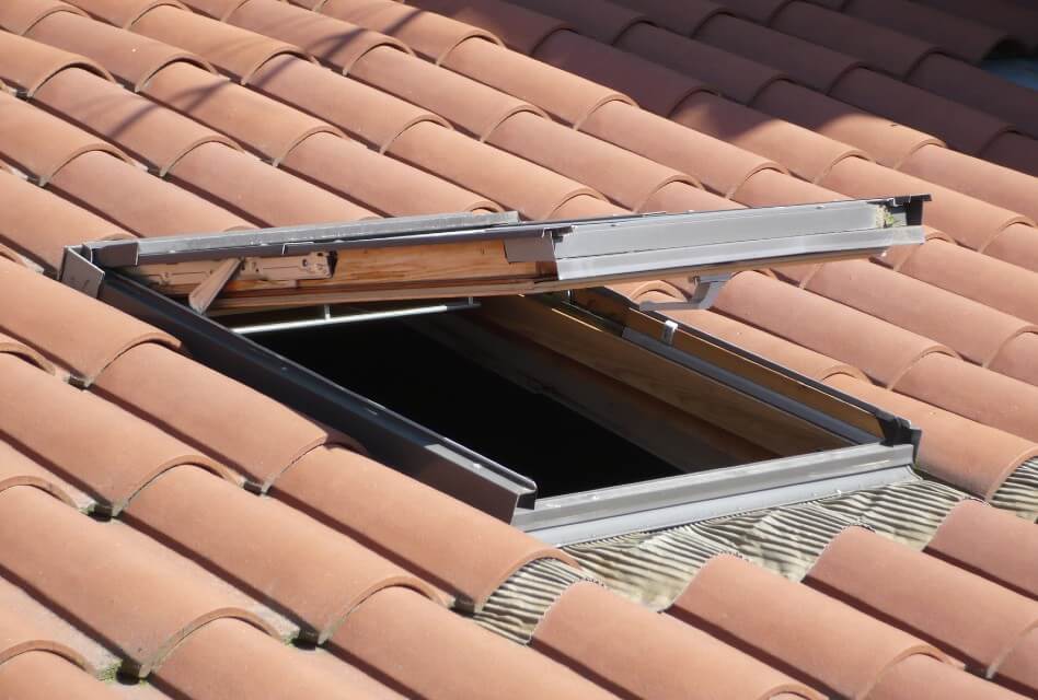 découvrez les tarifs pour la pose de velux et obtenez un aperçu clair des coûts associés à l'installation de fenêtres de toit de qualité.