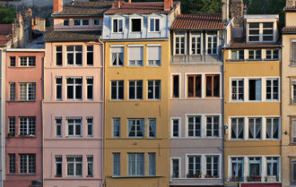 découvrez les tarifs pour le ravalement de façade d'un bâtiment de 3 étages. obtenez un devis détaillé et faites le bon choix pour la rénovation extérieure de votre immeuble.