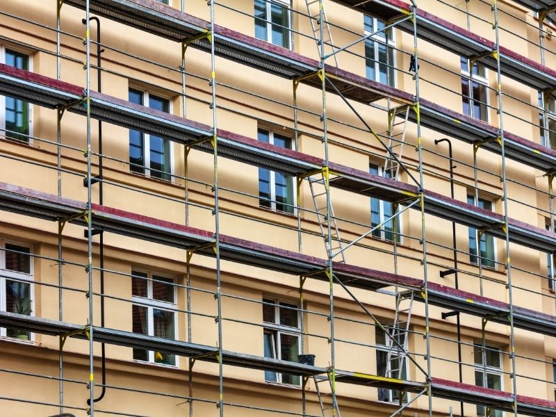 découvrez les prix pour le ravalement de façade d'immeuble et obtenez des conseils pour estimer votre budget travaux de rénovation extérieure.