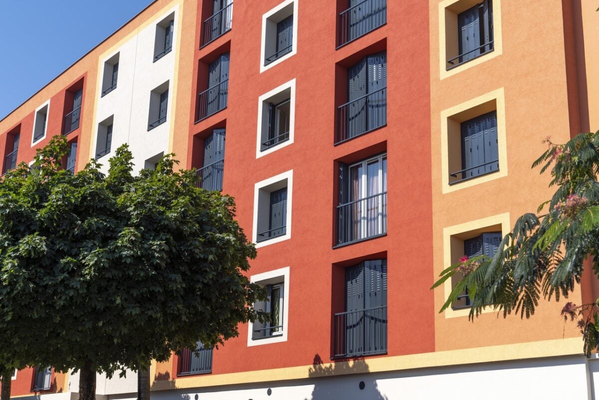 découvrez les prix pour le ravalement de façade d'immeuble et obtenez des conseils pour choisir les meilleures solutions adaptées à votre budget.