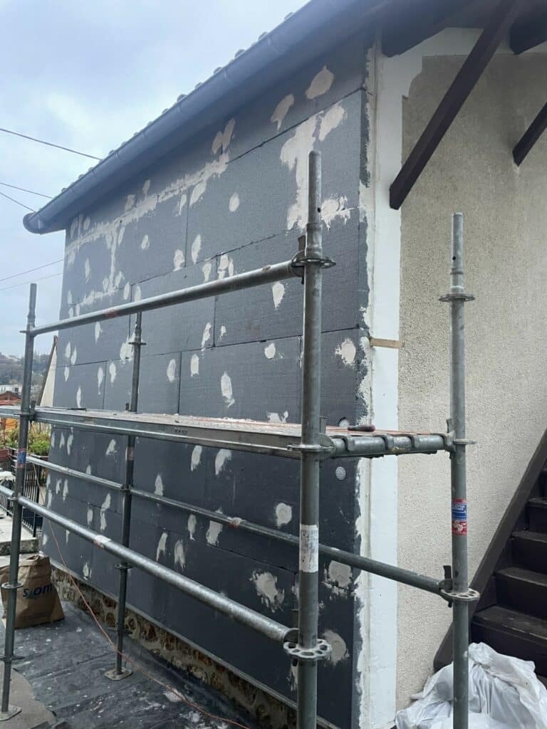 découvrez nos conseils et tarifs pour le ravalement de façade et l'isolation thermique afin d'améliorer l'efficacité énergétique de votre logement tout en valorisant son esthétique.