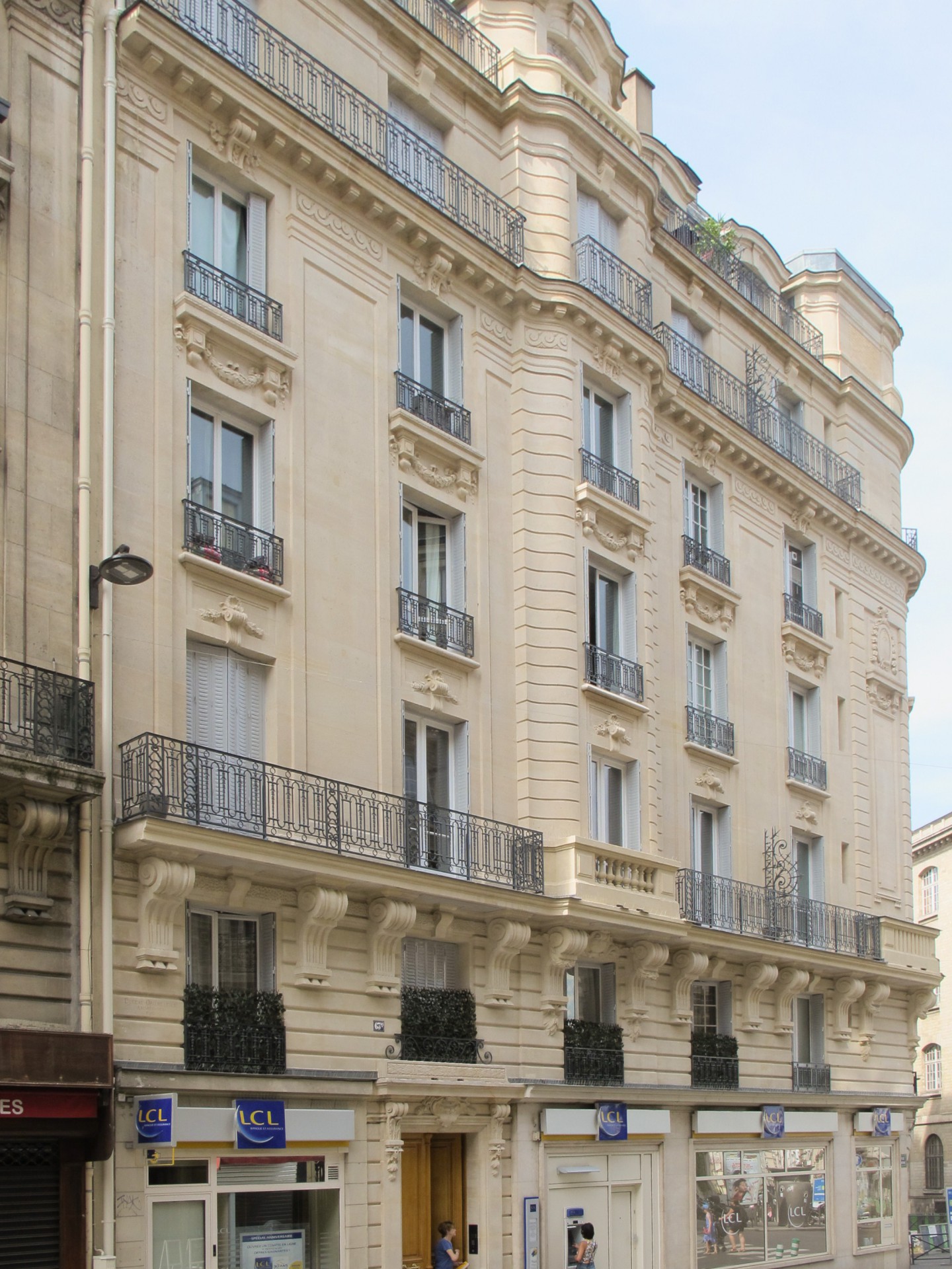 découvrez les tarifs pour le ravalement d'immeuble et obtenez une estimation précise des coûts pour rénover la façade de votre bâtiment.