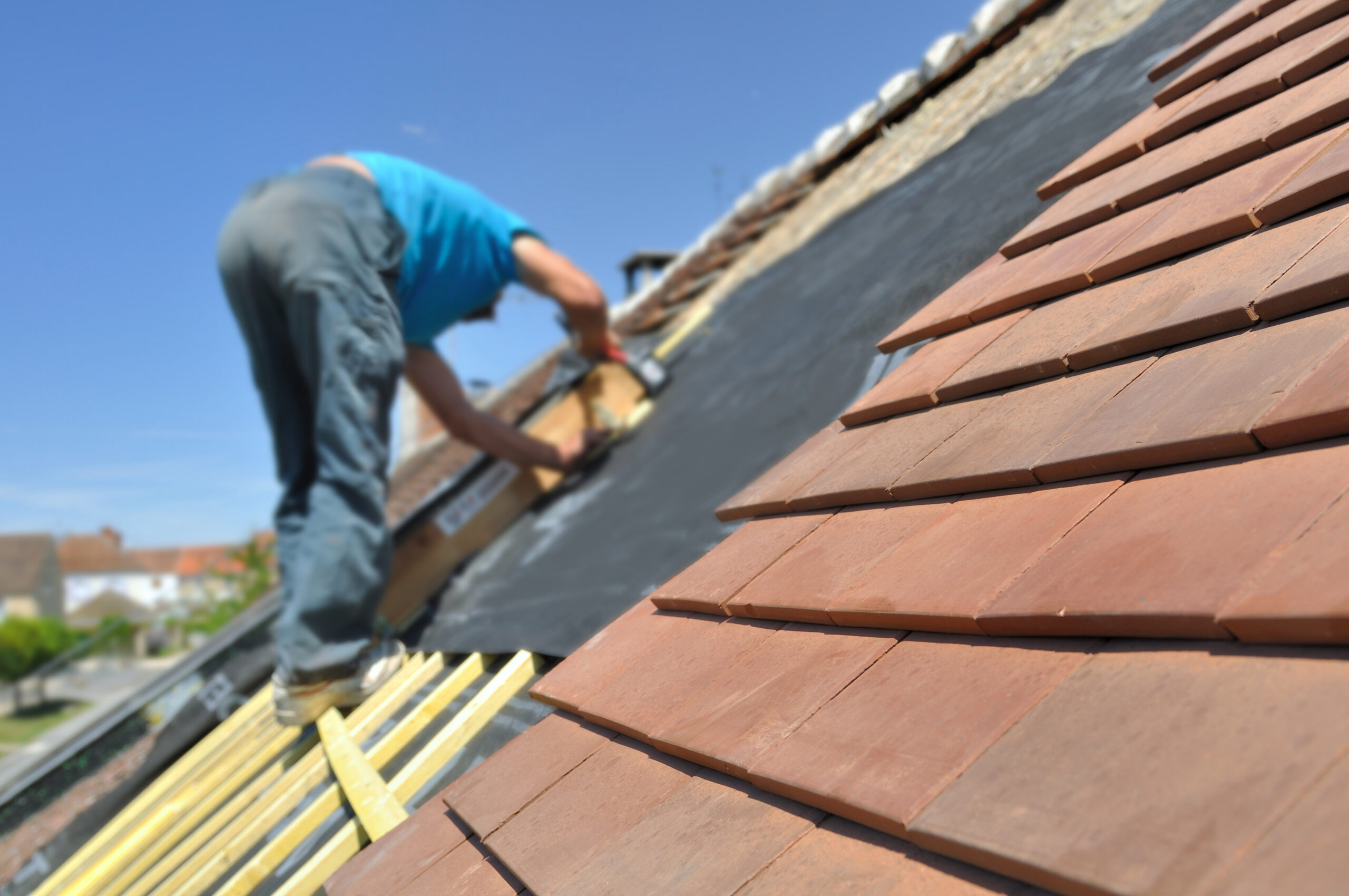 découvrez les prix pour refaire votre toiture soi-même, conseils et astuces pour estimer les coûts et réaliser vos travaux de couverture en autonomie.