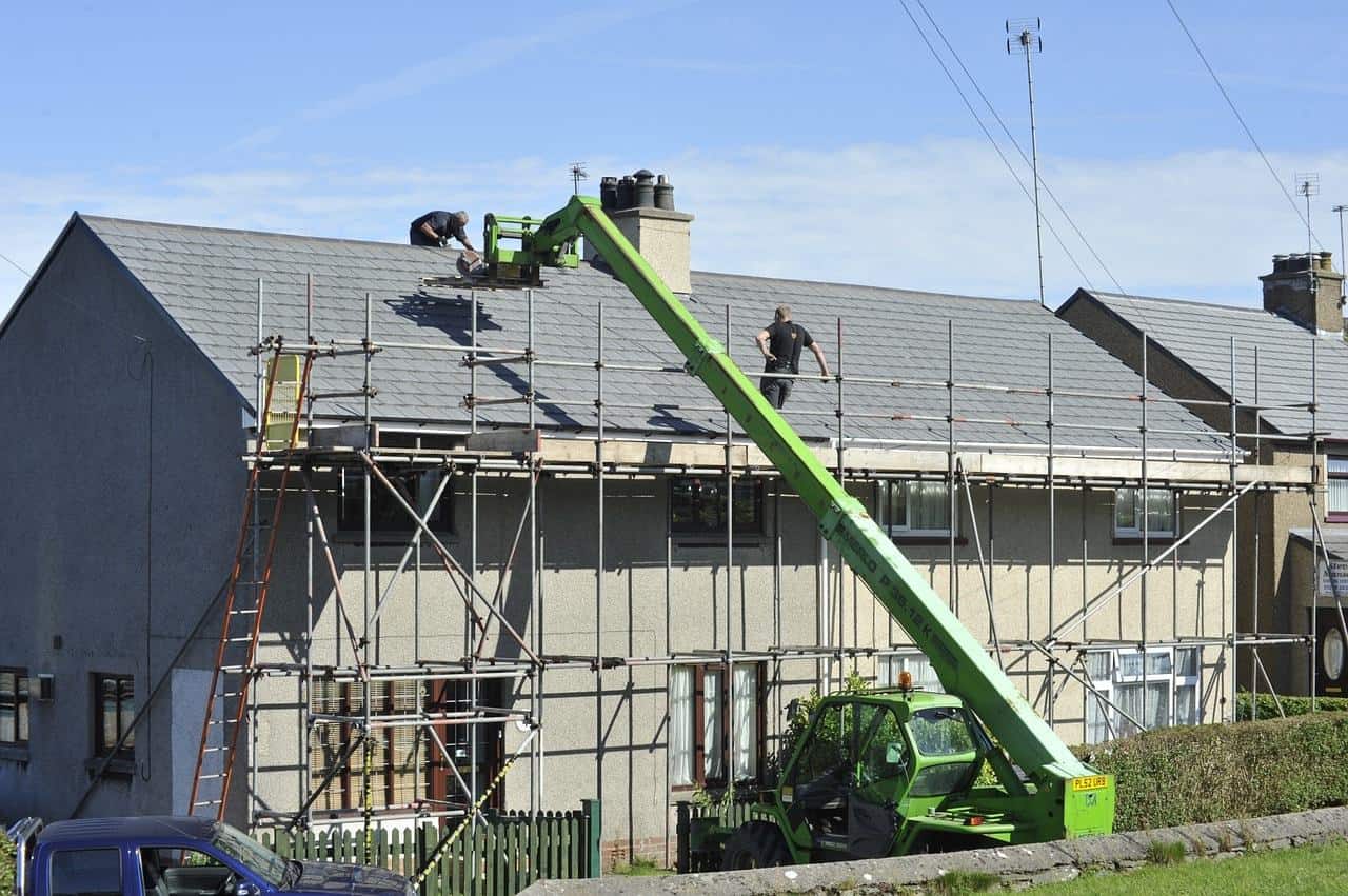 découvrez les prix moyens pour la réfection de toiture au mètre carré et obtenez des conseils pratiques pour estimer le coût de vos travaux de rénovation de toiture.