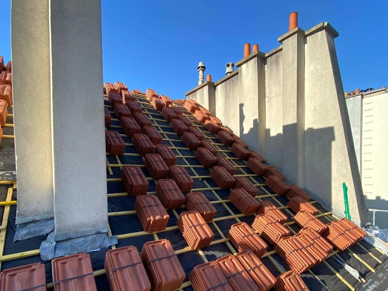 découvrez les tarifs pour la réfection de toiture et obtenez un devis personnalisé pour vos travaux de rénovation de toiture.