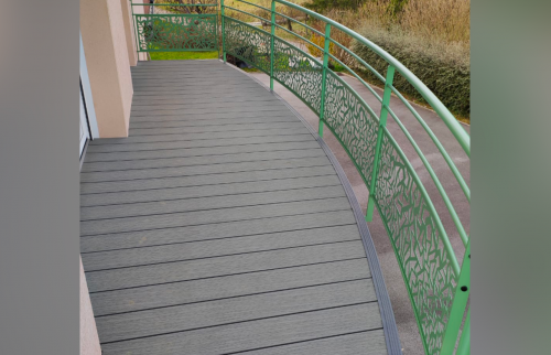 découvrez comment comparer les prix de rénovation de balcon pour économiser efficacement tout en améliorant votre espace extérieur.