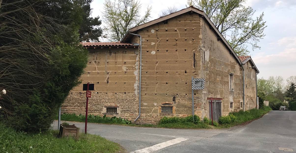 découvrez les prix de la rénovation d'une façade en pisé, conseils et estimation des coûts pour redonner vie à votre mur en terre.