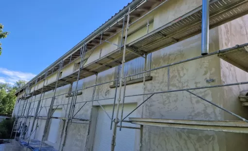 découvrez les prix de rénovation pour une façade en pisé, avec des conseils pour estimer les coûts et choisir les meilleures techniques adaptées à ce matériau traditionnel.