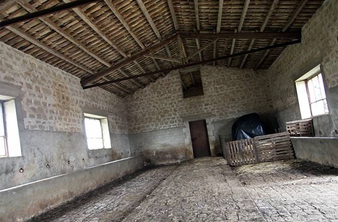 découvrez les prix de rénovation d'une ferme ancienne et obtenez des conseils pour estimer votre budget travaux efficacement.