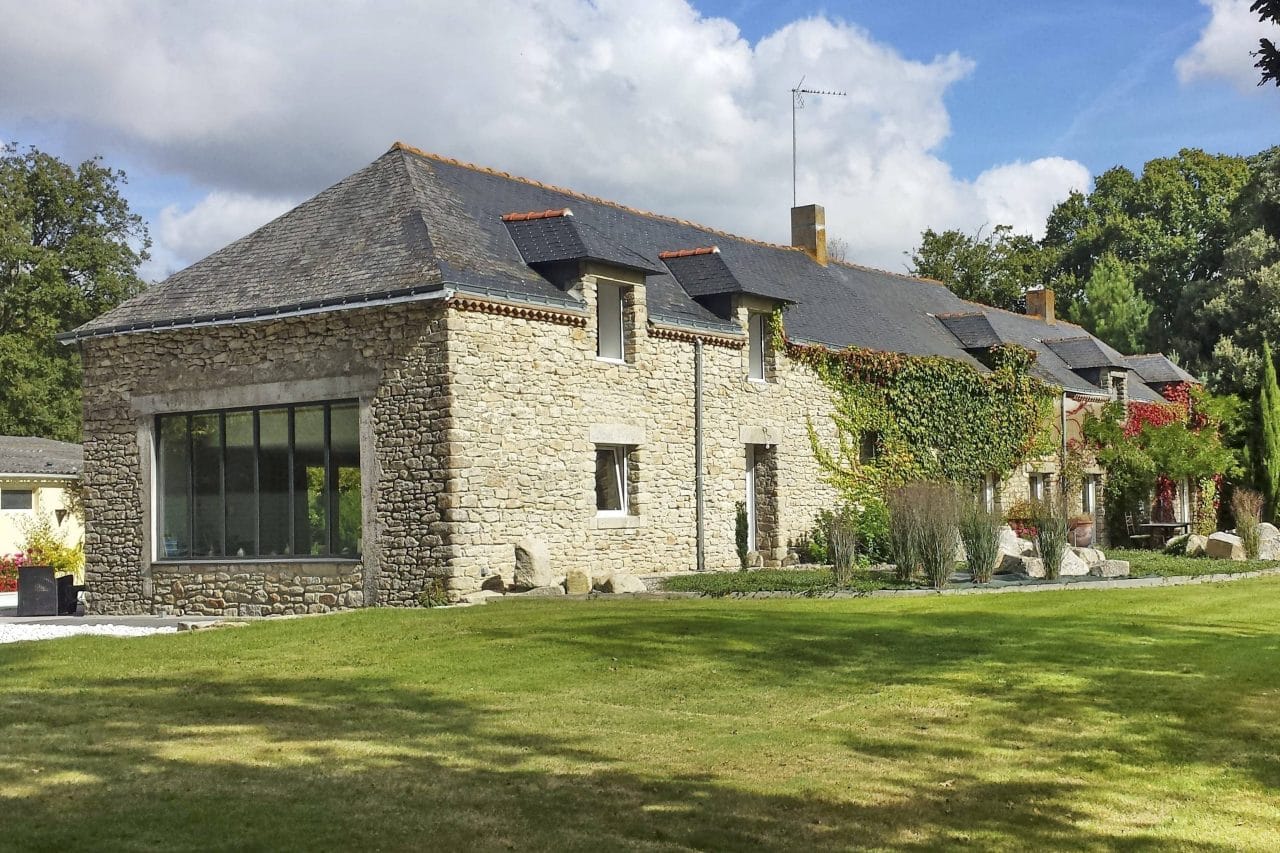 découvrez les tarifs pour la rénovation d'une ferme ancienne : estimation des coûts, conseils et facteurs influençant le prix pour réussir votre projet.