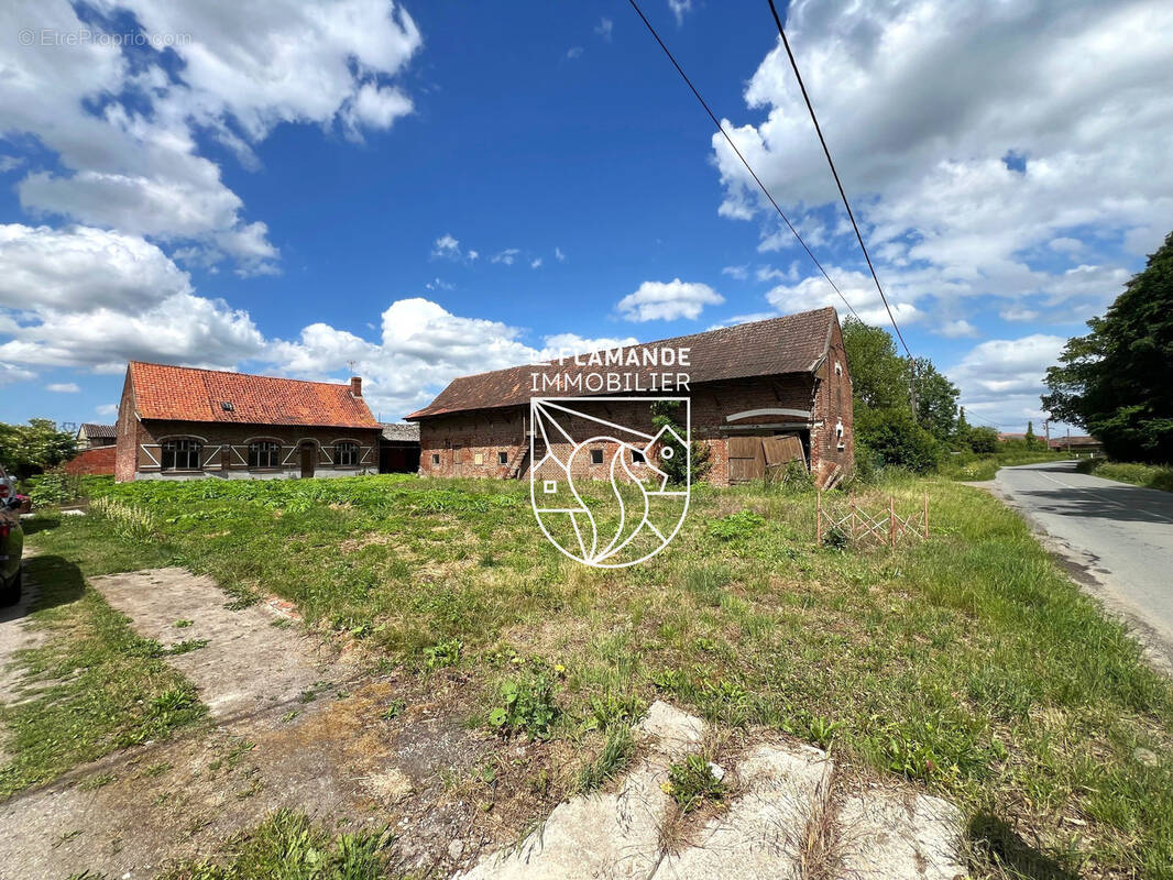 découvrez le prix moyen de la rénovation d'une ferme au m2, avec des conseils pour estimer votre budget et réussir vos travaux.