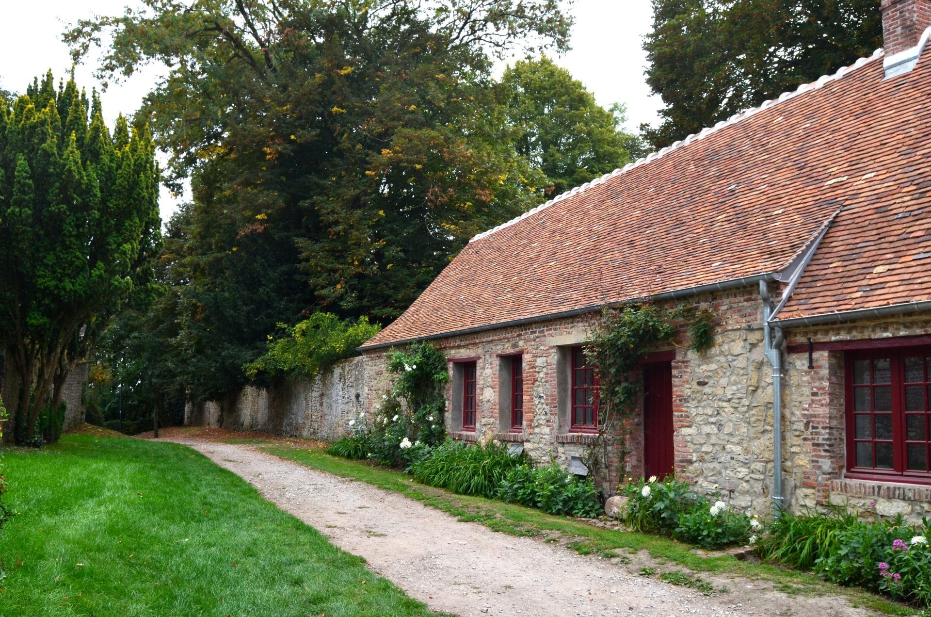 découvrez notre guide complet sur le prix de la rénovation d'une ferme, avec des conseils pour estimer les coûts et réussir votre projet de rénovation.