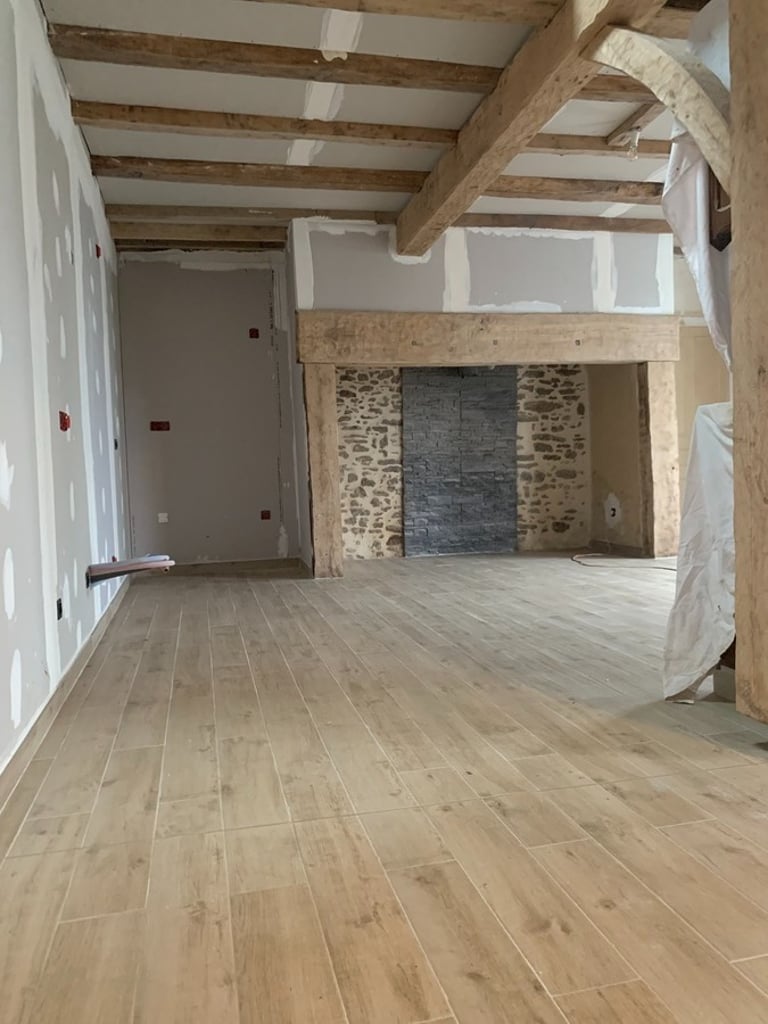 découvrez les prix de rénovation d'une grange et obtenez des conseils pour bien évaluer votre budget rénovation.