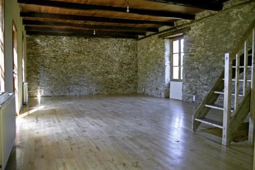 découvrez les tarifs et coûts pour la rénovation d'un mur en pierre, conseils et astuces pour réussir vos travaux de restauration et valoriser votre intérieur.