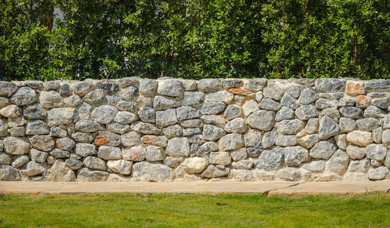 découvrez les prix de rénovation pour un mur en pierre intérieur : guide complet des coûts, matériaux et conseils pour réussir vos travaux.